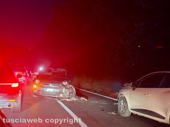 Due auto si scontrano vicino a Monteromano, chilometri di coda