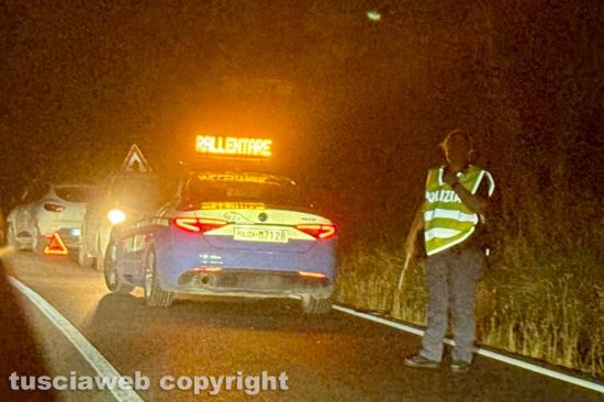Due auto si scontrano vicino a Monteromano, chilometri di coda