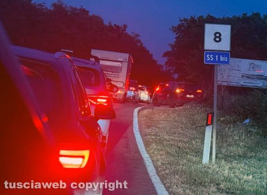 Due auto si scontrano vicino a Monteromano, chilometri di coda