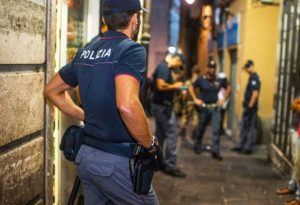 Controlli della polizia in locali - Foto di repertorio