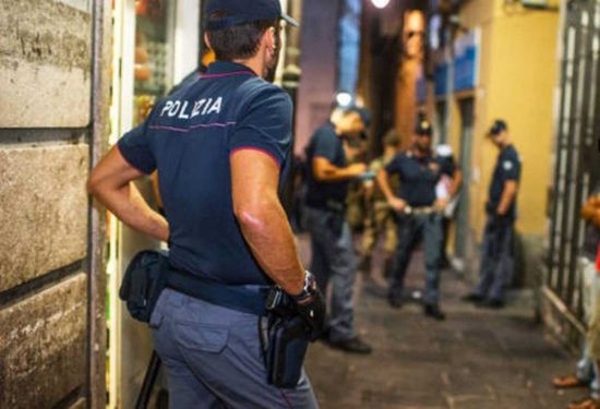 Controlli della polizia in locali - Foto di repertorio