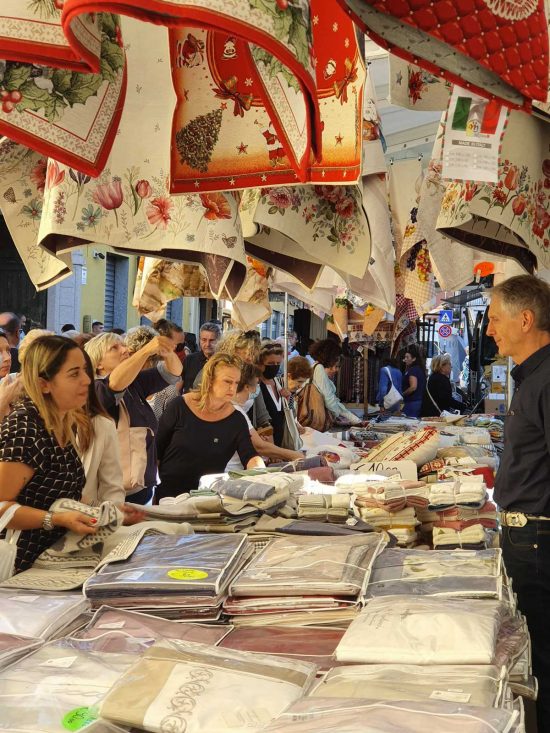 Banco vendita boutique a cielo aperto