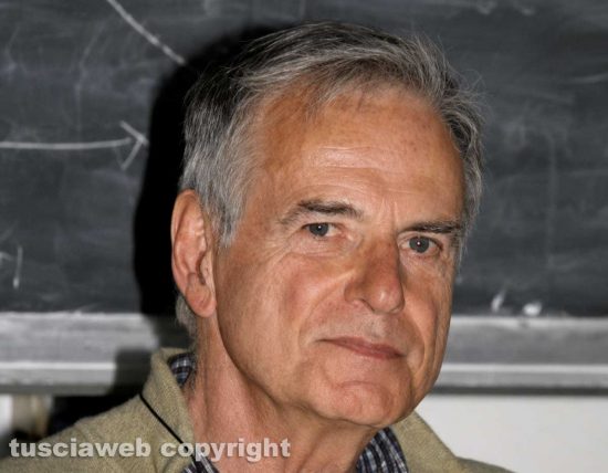 Gianni Mattioli in un aula di Agraria a Viterbo