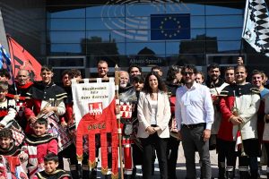 Bruxelles - Il gruppo sbandieratori delle Sette contrade di Orte insieme ad Antonella Sberna