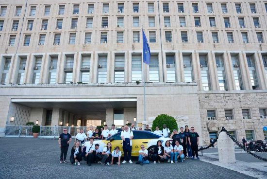 Roma - La nuova carovana della Juppiter in partenza davanti alla Farnesiana