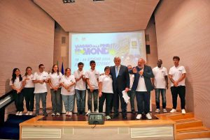 Il Ministro Tajani insieme ai ragazzi della Juppiter