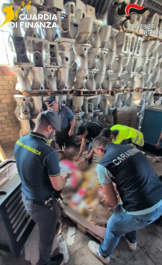 Civita Castellana - Scoperta fabbrica clandestina di sigarette