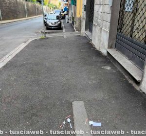 Viterbo - Siringhe abbandonate sul marciapiede, bottiglie vuote, bicchieri, confezioni di cibo e resti di bivacchi in via della Palazzina