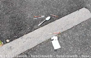 Viterbo - Siringhe abbandonate sul marciapiede, bottiglie vuote, bicchieri, confezioni di cibo e resti di bivacchi in via della Palazzina