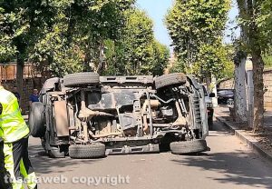 Civita Castellana - Auto ribalta in via Roma