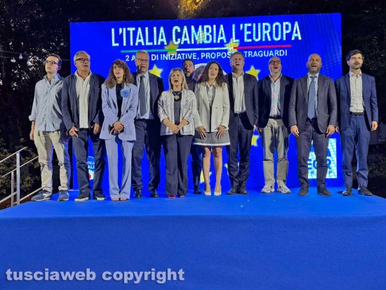 Europarlamentari e amministratori di FdI intonano l’inno d’Italia