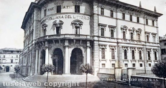 Il liceo Mariano Buratti con la scritta originaria Gioventù italiana del Littorio