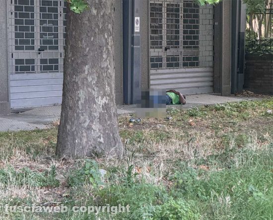 Viale Trento - Una persona dorme sul marciapiedi