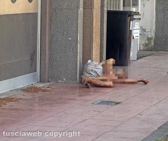 Viale Trento - Una persona dorme sul marciapiedi