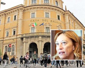 Simulazione – Come sarà il liceo classico Mariano Buratti con l’insegna “Casa del Balilla” (Immagine creata con IA) - Nel riquadro Margherita Eichberg