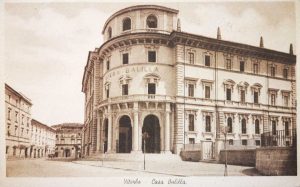 Liceo classico Mariano Buratti - L'edificio con la scritta Opera Balilla