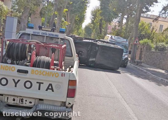Civita Castellana – Auto si ribalta in via Roma
