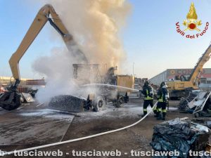 Civitavecchia – Macchina operatrice in fiamme  - Intervento dei vigili del fuoco
