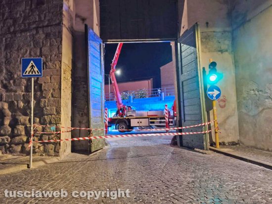 Viterbo - Fregio crolla da porta della Verità, sfiorata la tragedia
