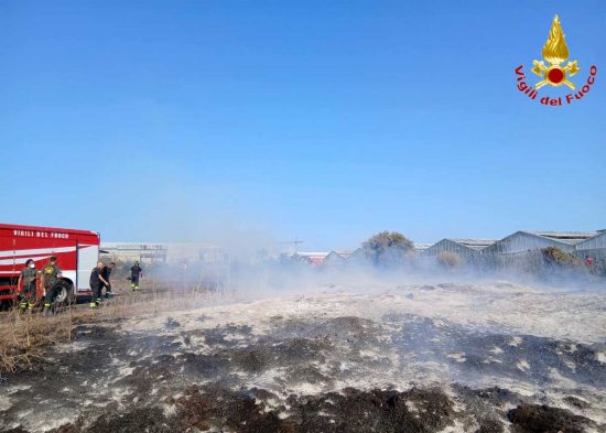 Nube di fumo nero a Civitavecchia