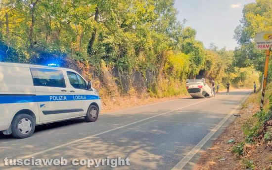 Viterbo - Perde il controllo dell'auto sulla Sammartinese