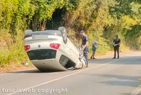 Viterbo - Perde il controllo dell'auto sulla Sammartinese