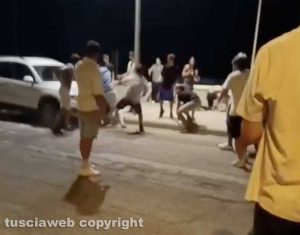 Tarquinia - Rissa sul litorale, ragazzo preso a calci e pugni