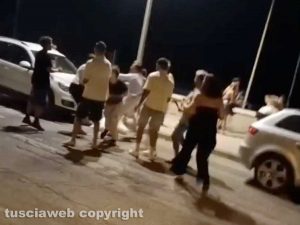 Tarquinia - Rissa sul litorale, ragazzo preso a calci e pugni