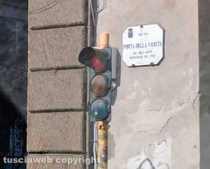 Viterbo - Il semaforo girato di Porta della Verità