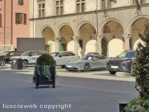 Viterbo - Auto esposte a piazza del Comune