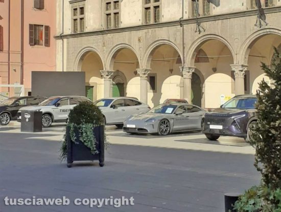Viterbo - Auto esposte a piazza del Comune