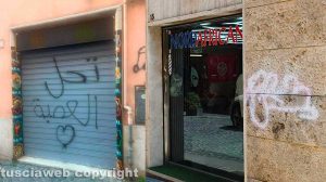 Viterbo - Scritte in arabo anche su un barber shop di via della Sapienza