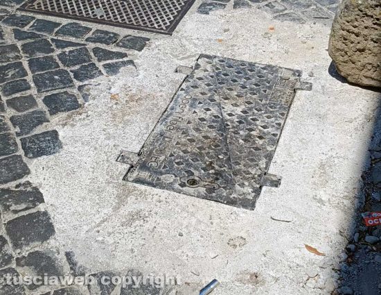 Cemento al posto dei sampietrini a Bagnaia