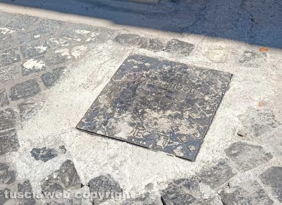 Cemento al posto dei sampietrini a Bagnaia