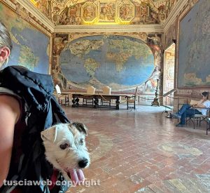 Caprarola - Palazzo Farense - La visita con un cagnolino 