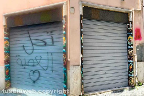 Viterbo - Cancellate le scritte in arabo sulla serranda del negozio di kebab di San Faustino