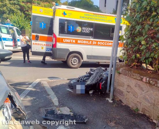 Viterbo - Scontro tra moto e auto all'incrocio tra via Piave e via Col di Lana
