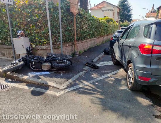 Viterbo - Scontro tra moto e auto all'incrocio tra via Piave e via Col di Lana