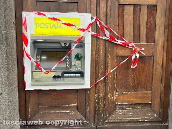 Viterbo - Via Ascenzi - Postamat macchiato di sangue