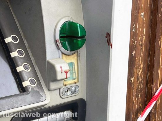 Viterbo - Via Ascenzi - Postamat macchiato di sangue