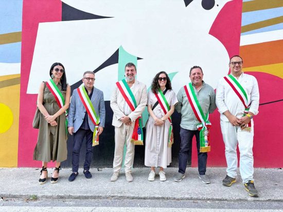 I sindaci alla presentazione del murale del progetto "Segni"
