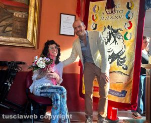 Ronciglione - Corse a vuoto - Il sindaco Mario Mengoni e la giovane artista Chiara Grisaffi