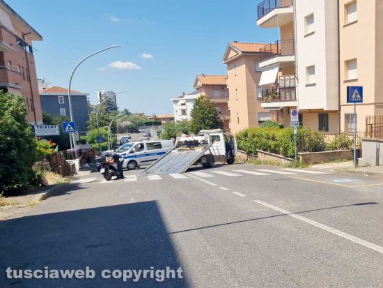 Viterbo - Cade dallo scooter in via Rossini, ricoverato in prognosi riservata - L'intervento della polizia locale