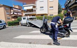 Viterbo - Cade dallo scooter in via Rossini, ricoverato in prognosi riservata - L'intervento della polizia locale