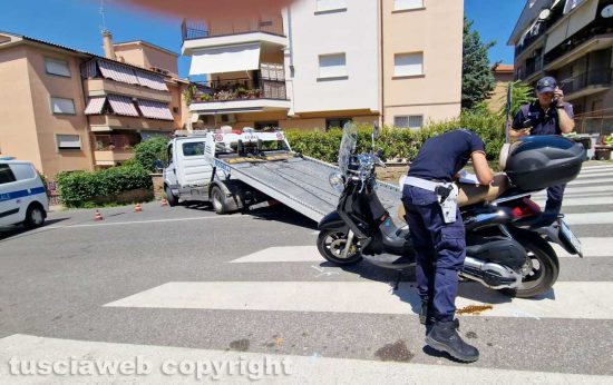 Viterbo - Cade dallo scooter in via Rossini, ricoverato in prognosi riservata - L'intervento della polizia locale