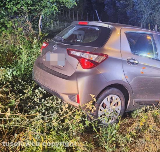 Vetralla - Auto fuori strada alla Botte