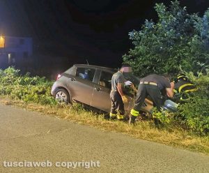 Vetralla - Auto fuori strada alla Botte