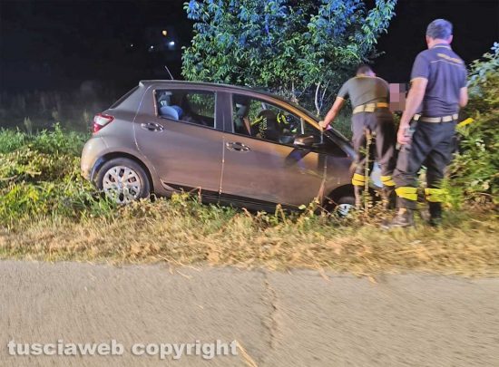 Vetralla - Auto fuori strada alla Botte