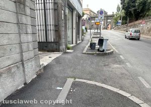 Viterbo - Siringhe abbandonate sul marciapiede, bottiglie vuote, bicchieri, confezioni di cibo e resti di bivacchi in via della Palazzina