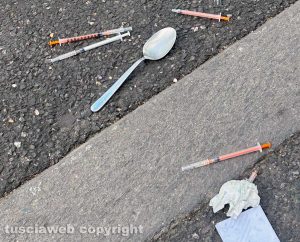Viterbo - Siringhe abbandonate sul marciapiede, bottiglie vuote, bicchieri, confezioni di cibo e resti di bivacchi in via della Palazzina